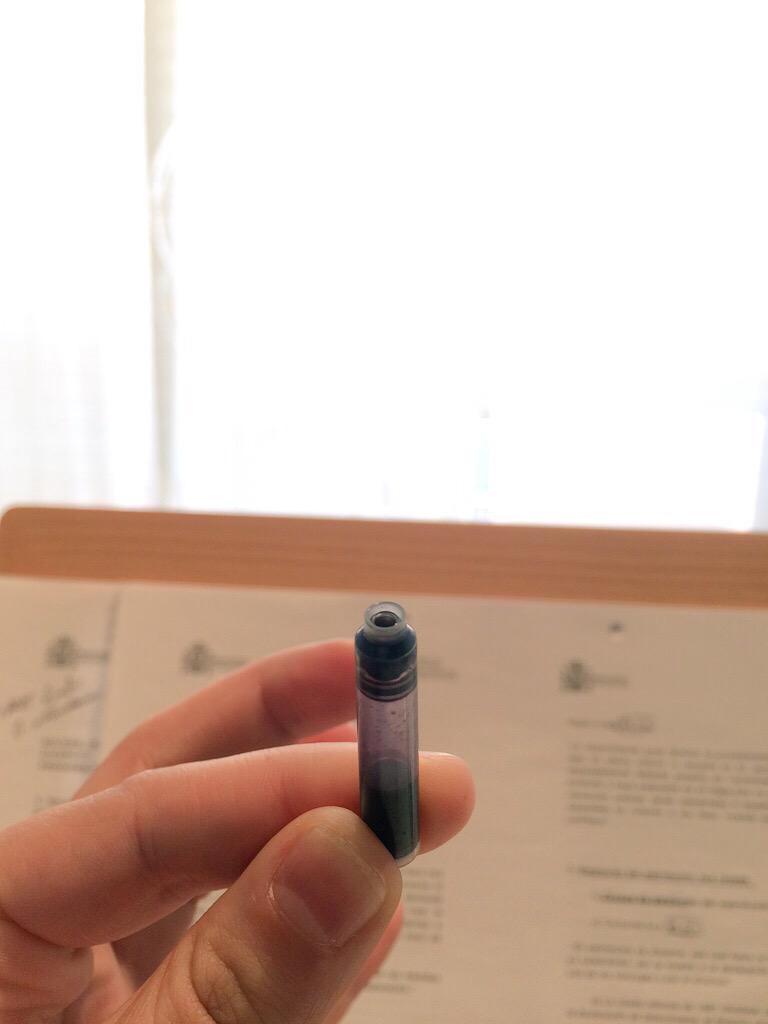 AlmudelaMorena's tweet photo. @pelikan_company i didn't know you sell ink by thirds of a charge.I always assumed it had to be filled. My bad! http://t.co/1qaLYDqSfF