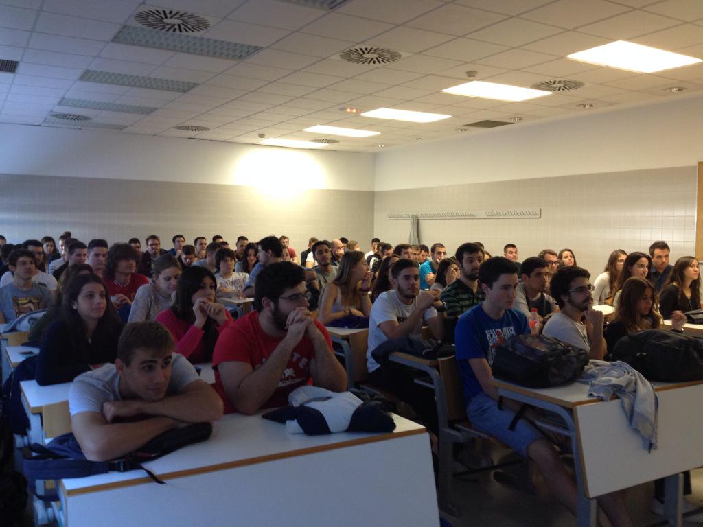 mariampcs's tweet photo. Llenazo absoluto en la charla inaugural de #digitalbusiness #adedigital de @echaleku en @floridauni #ecommerce 👏👏👏 http://t.co/Sjud9DGHfk