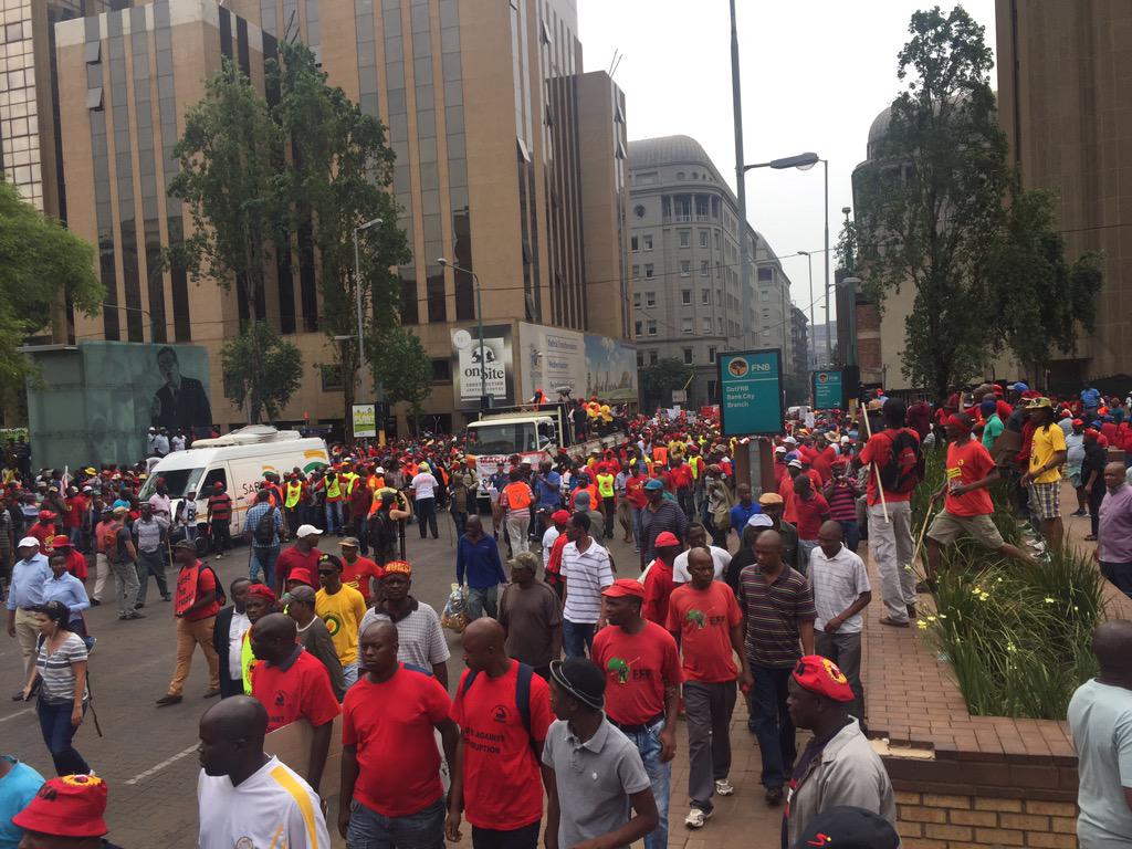 TheRealClementM's tweet image. #AntiCorruption March now at Gauteng legislature @ANN7tv