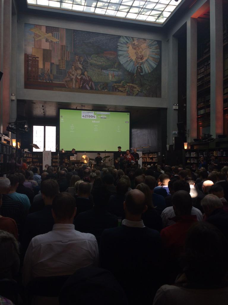osloedtech's tweet photo. Flere hundre mennesker som spiller karaoke-Kahoot samtidig = god stemning på #edtechdagen @johanbrand @KahootMedia http://t.co/pd75hZoqep