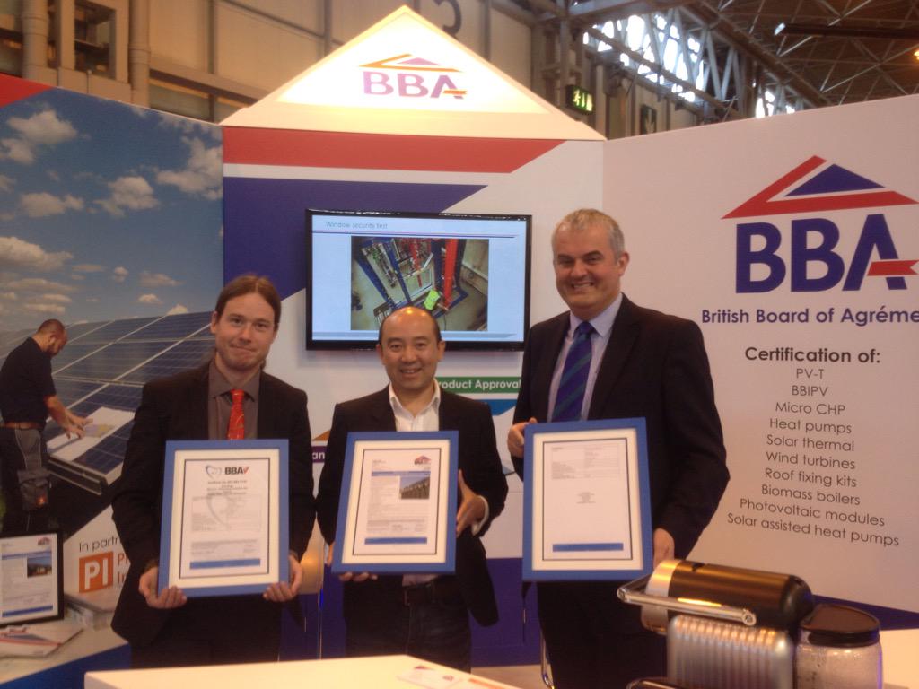 BBACerts's tweet image. Patrick Maxwell &amp;amp; Sean Young present Agrement Certificate &amp;amp; MCS012 to Dr K T Tan of @ViridianSolar