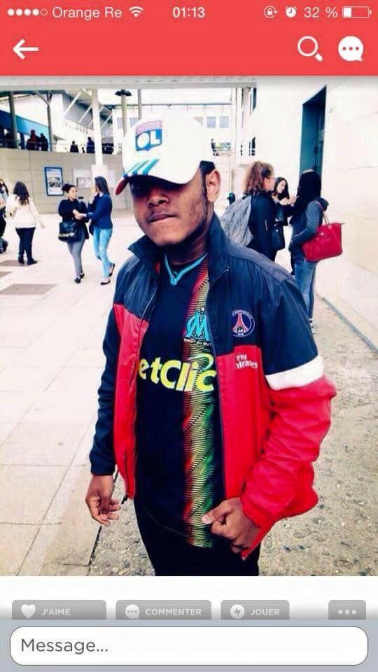 Bestweets_Fr's tweet image. Mddr lui c'est le gars quand y a un match il est pour l'arbitre