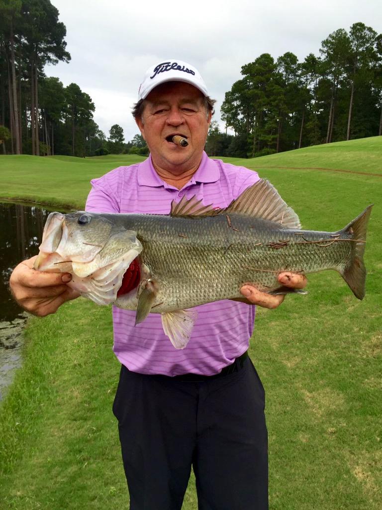 AndrewRiceGolf's tweet photo. Slow play? This is a good way to fill in the gaps while you wait! #BerkeleyHall http://t.co/cq35IBRV8q