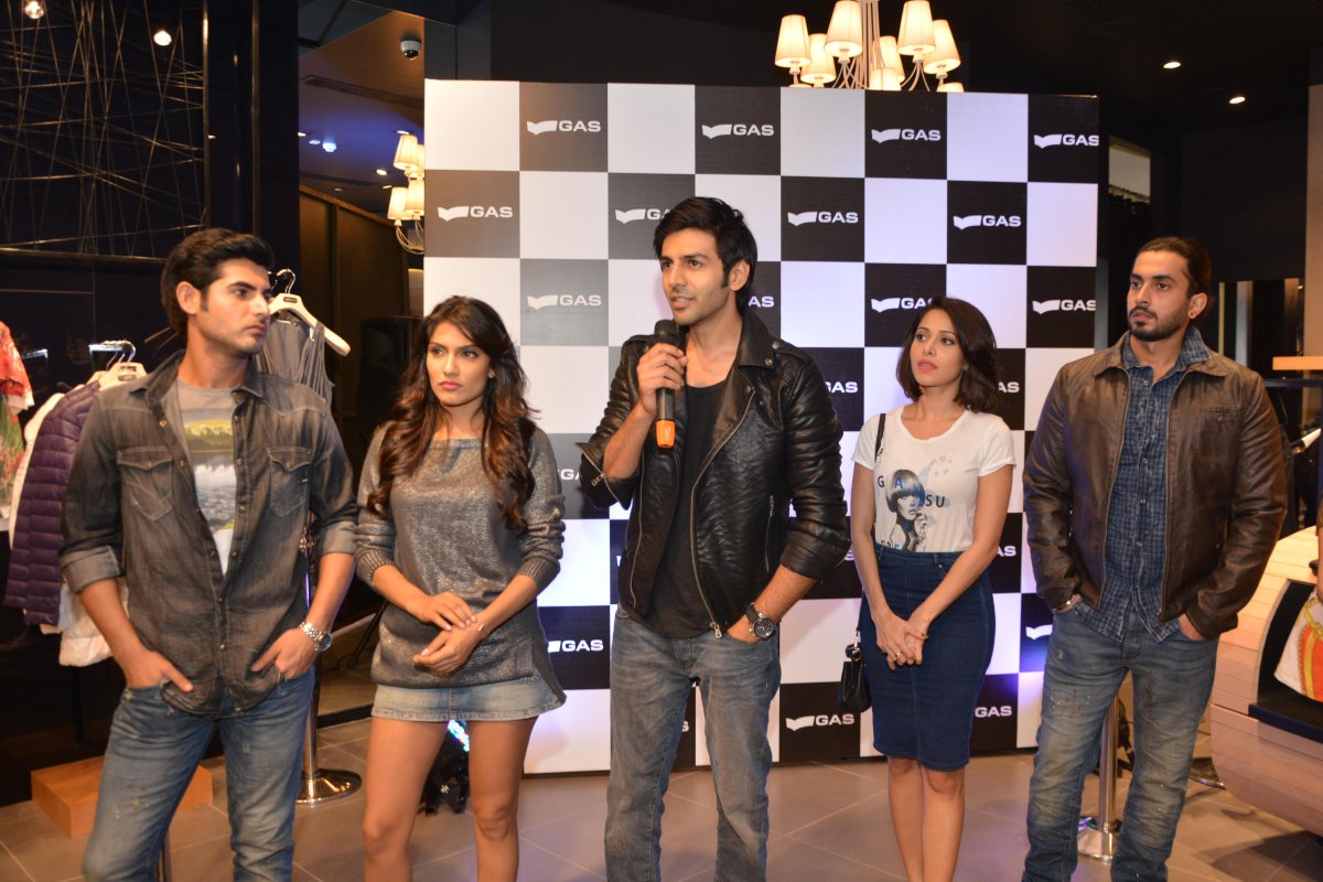 Few Candid Moments of @PKP2Official cast during #styleconfessionz @GasJeansIndia Store in #Delhi #pyaarmeinpareshaan