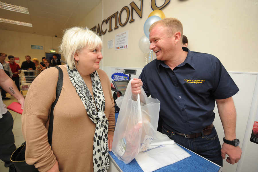ExpressandStar's tweet image. WATCH: Welcome to Coronation Meat as stars help out at #Wolverhampton butchers
@itvcorrie
expressandstar.com/news/2015/10/1…
