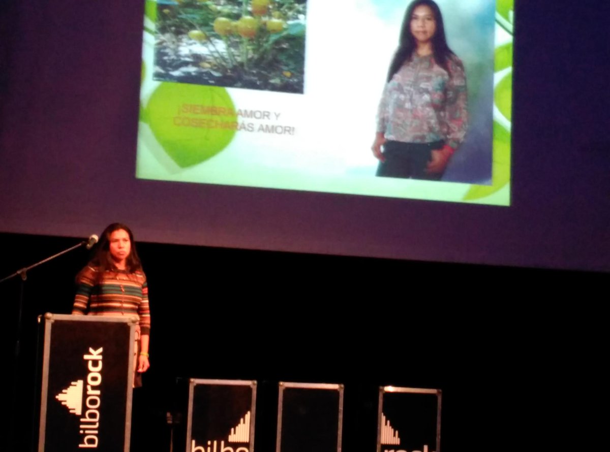 emakumeekin's tweet photo. Loly Peña #Codisfiba presenta cómo afronta la intervención psicológica en su gabinete #emprendedorasDFB pechakucha http://t.co/rylu1X8Osc