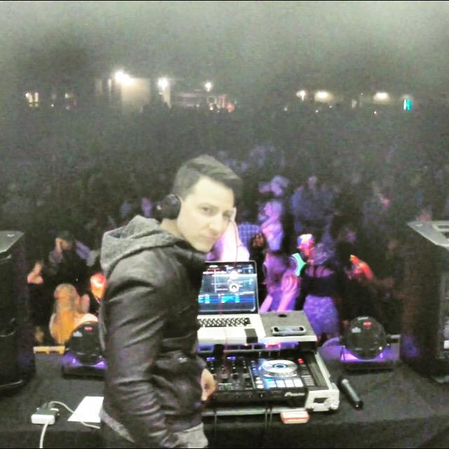DJRock's tweet photo. Love the big concerts! #djlifestyle #djlife #djlove #djforlife #djtheworld #buffalove #buffalove15 #buffaloisback http://t.co/vylTjmsCXJ