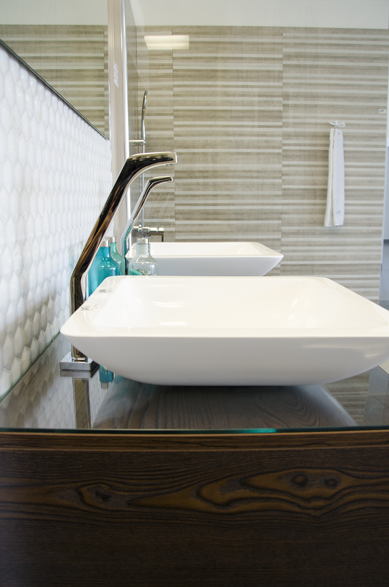 CerArte's tweet photo. Un baño moderno se define por líneas rectas, acompañado de griferías futuristas, por supuesto. #cerarte http://t.co/uTgYQHBEzG