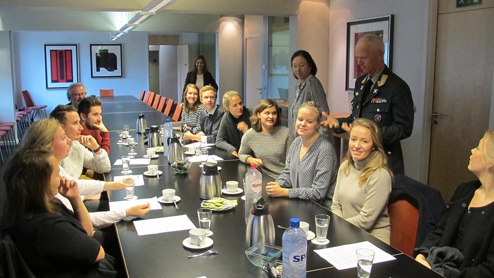 IngridSchulerud's tweet photo. welcomed today group of young journalist students from @HiVolda talking to experienced military @MoodRobert http://t.co/VFBUZ3Gl3F
