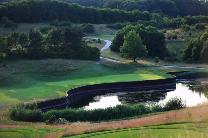 LondonGolfClub's tweet photo. Want to win a 4-ball on the International? Follow and RT - Winner announced Friday 16th at 2pm #competition #golf http://t.co/fLJFxbyTlK