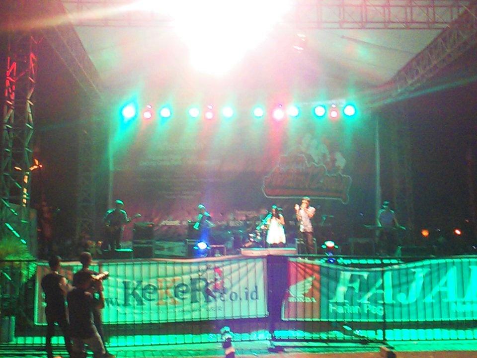 OnStage mi <a href="/art2tonic/">IG: ART2TONIC</a> feat <a href="/wijazz_band/">wijazz band</a> di Anniv @keker_fajar.