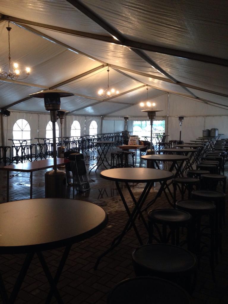 We zijn druk bezig met het gereed maken van de tent voor de #doenbeurs. Het wordt een mooie gelegenheid.