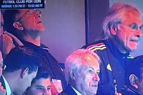Juan Carlos Osorio é flagrado dormindo em jogo do México esporte.band.uol.com.br/futebol/futebo…
