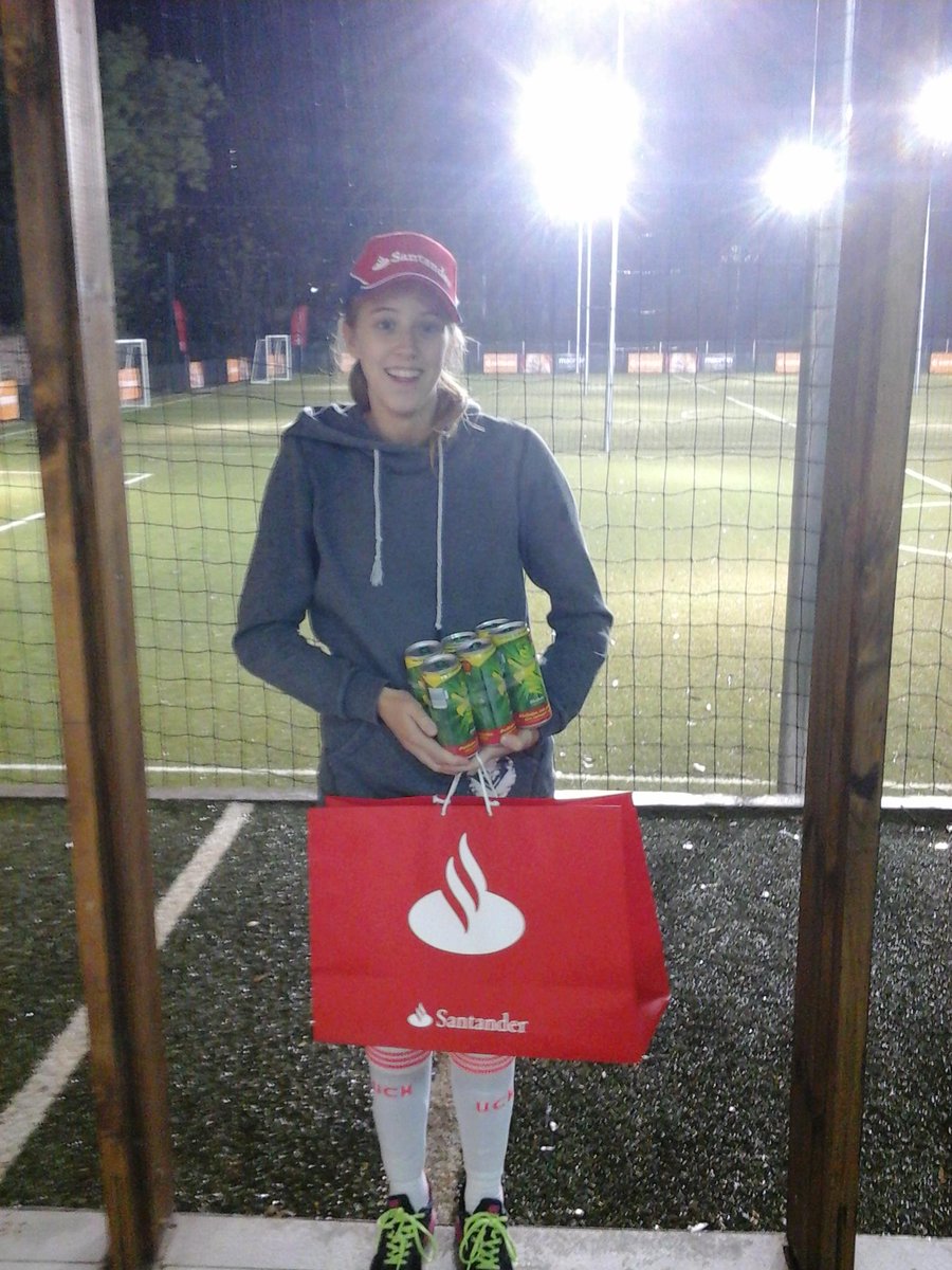 ClubConecta's tweet photo. .@santanderchile y @mahou_es premiaron a Mercedes Bachelet, de Chermutas, por ser la jugadora de la fecha 5. http://t.co/kUF80EvnrP