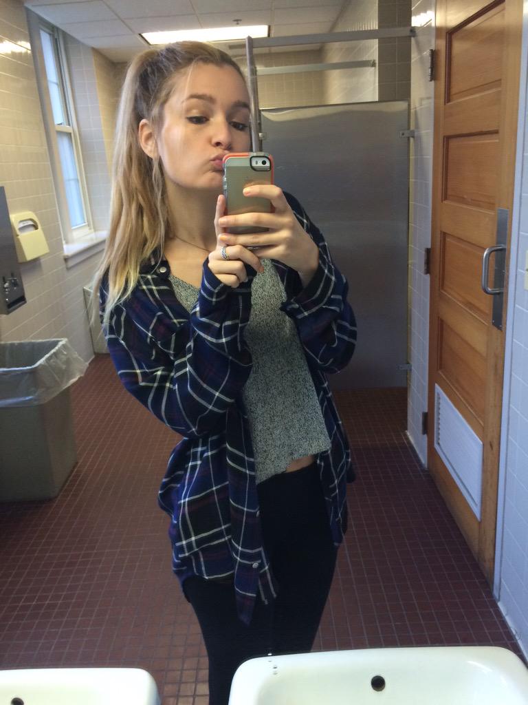 zorose_'s tweet photo. when you don't understand accounting the obvious choice is to take high-quality selfies #someonehitme http://t.co/iF7htvfIg5