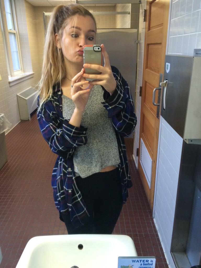 zorose_'s tweet photo. when you don't understand accounting the obvious choice is to take high-quality selfies #someonehitme http://t.co/iF7htvfIg5