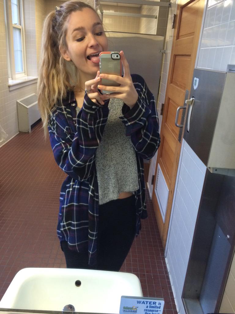 zorose_'s tweet photo. when you don't understand accounting the obvious choice is to take high-quality selfies #someonehitme http://t.co/iF7htvfIg5