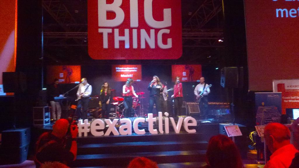 ovandermeyden's tweet photo. Muziekje en drankje @ #exactlive http://t.co/U8KNrZGVWe