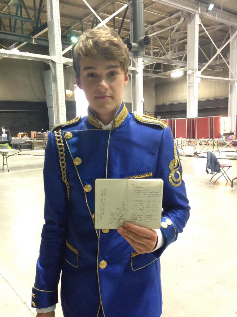 DisneyChannelBR's tweet photo. #Curiosidade: @MitchellHope tinha um caderno com referências engraçadas de passos de dança pra lembrar coreografias! http://t.co/BZtnd0CkjD