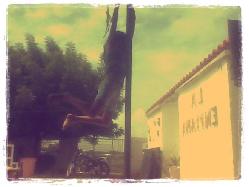 Daniela_va65432's tweet photo. hola buen dia por la mañana #PoolDance http://t.co/e5QtLc5nBG