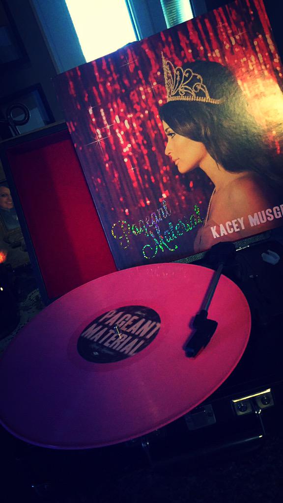 tshapohlman's tweet image. Makes any day better @Kaseymusgraves #pagentmaterial #nothingbeatsvinyl