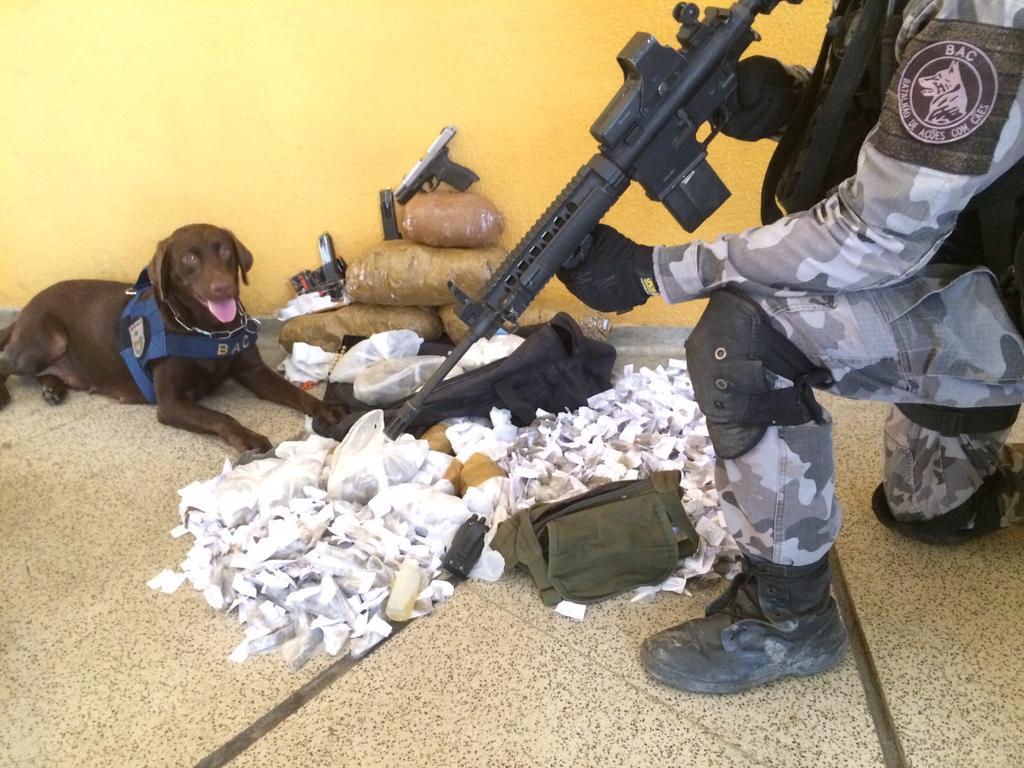 upprj's tweet photo. O @BAC_CANIL,em apoio a operação na área da #UPPAlemão,encontrou drogas,1 pistola e 3 carregadores.Material na 45°DP http://t.co/JdupIyYpVL