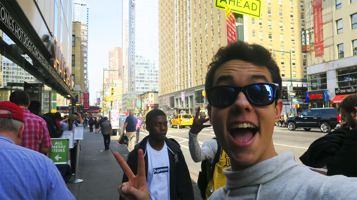 TheGrefg's tweet photo. SIN DUDA CHAVALES, LA MEJOR FOTO QUE ME TOMÉ EN NEW YORK!!! 😂

👉 https://t.co/hJ2rdjQvtu http://t.co/go74BI0rBE