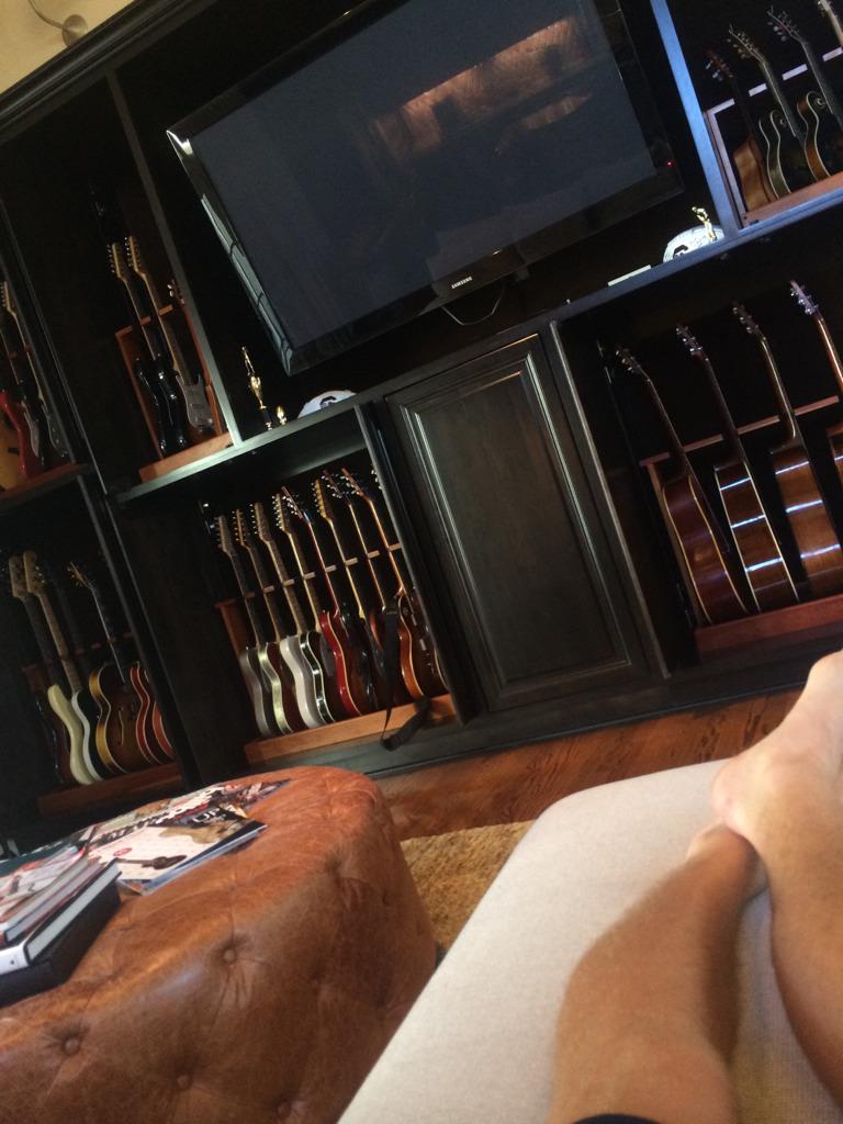 ScottyMcCreery's tweet photo. Back in the studio today! Workin on some new music for yall! http://t.co/jvAFYANDX8