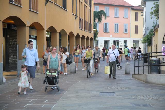 ComuneCernusco's tweet photo. Negozi belli e curati: in arrivo un bando per sostenere i commercianti di #cernusco 
http://t.co/hiX1evu2ok http://t.co/IJLlxXniqC