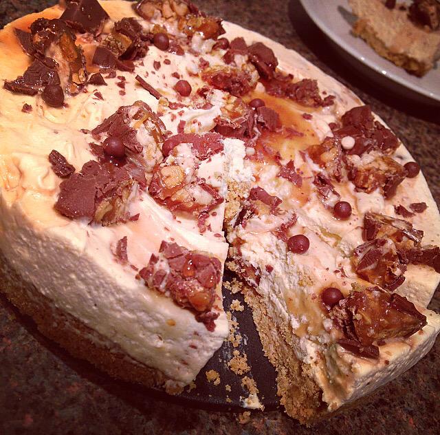 Samreens6's tweet photo. Snickers cheesecake😋 #cheesecake #DessertDay #yum http://t.co/9zTADKn4Qt