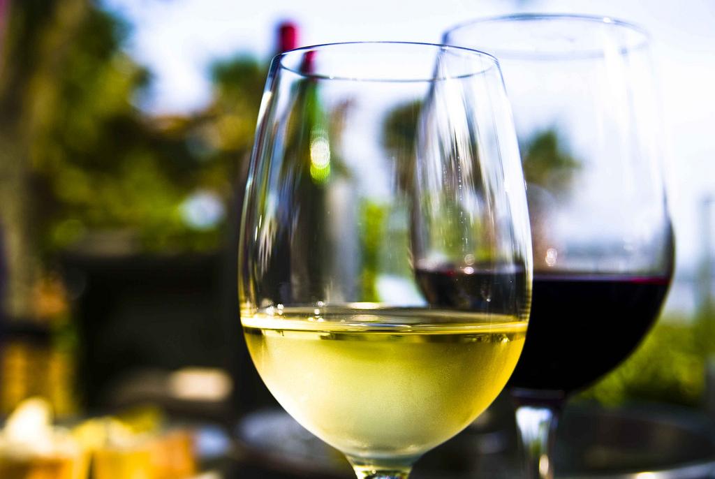 munchies's tweet photo. Rejoice, depressed housewives! White wine is just as good for you as red wine. http://t.co/dJQwCFKIRw http://t.co/RVtYkJhuPX