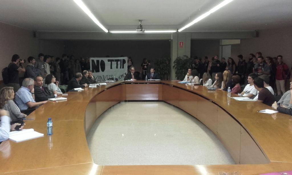 Davant la intromissió de yankees a la UAB diem #NoalTTIP! Hem fet fora Ross Campbell i farem fora tothom que calgui.