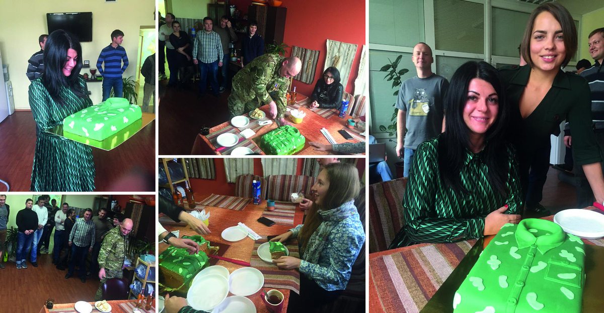 ArcherSoft_hr's tweet photo. Сегодня в 15.00 собрались на кухне, по-братски разделили торт за Мир, порадовали подарком Сергея Шалаева. http://t.co/UlzR5B2cZo