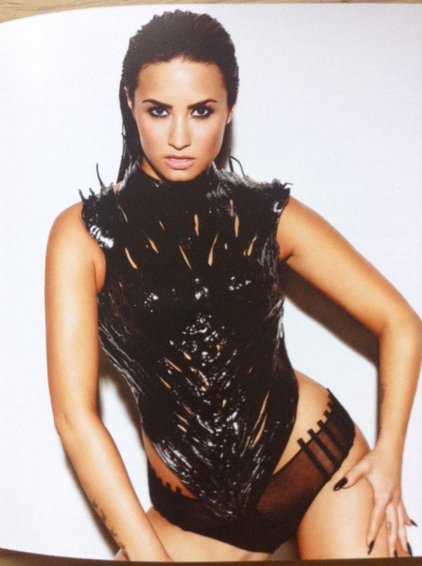 FehLovato tweet picture