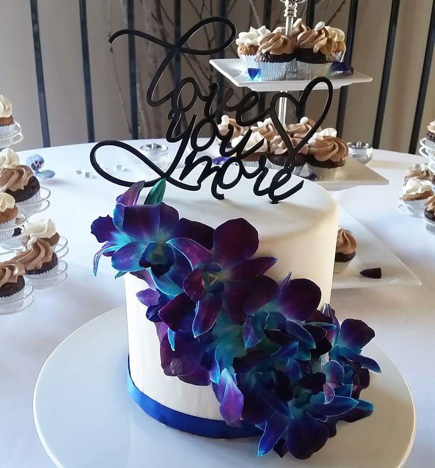 Stunning #glutenfree #gfottawa  #weddingcake from <a href="/Kulturefoods/">Kulture Foods</a> decorated by @queenscrumb