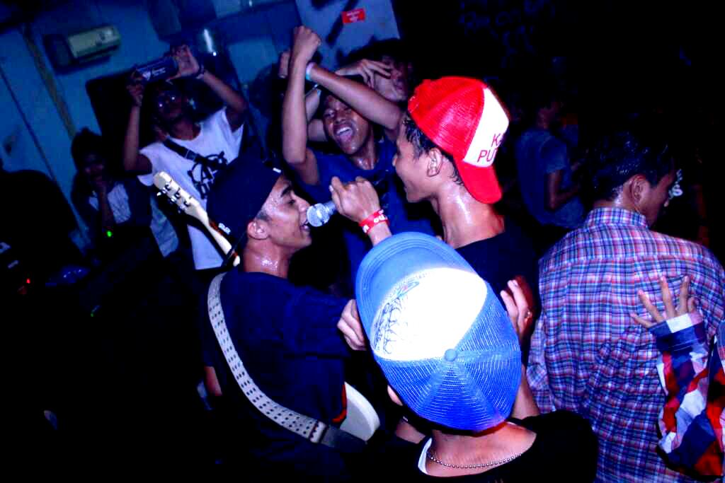 X-MEN #SetelahPerang (@xmenjakarta) on Twitter photo Kemarin dirossi fatmawati bareng temen-temen dilounching album <a href="/fokstrotpoppunk/">PERJUANGANTANPABATAS</a> . Josss.... Kemarin dirossi fatmawati bareng temen-temen dilounching album <a href="/fokstrotpoppunk/">PERJUANGANTANPABATAS</a> . Josss....