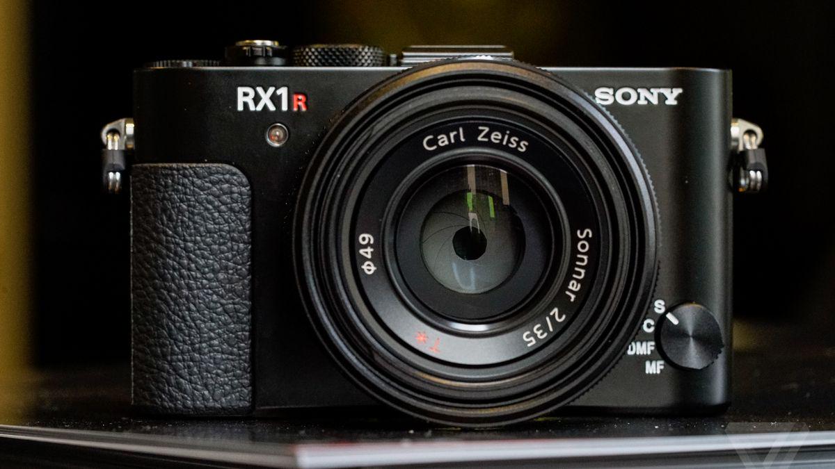 verge's tweet image. Sony&apos;s new RX1R II might be the ultimate pocket-sized camera theverge.com/2015/10/14/953…