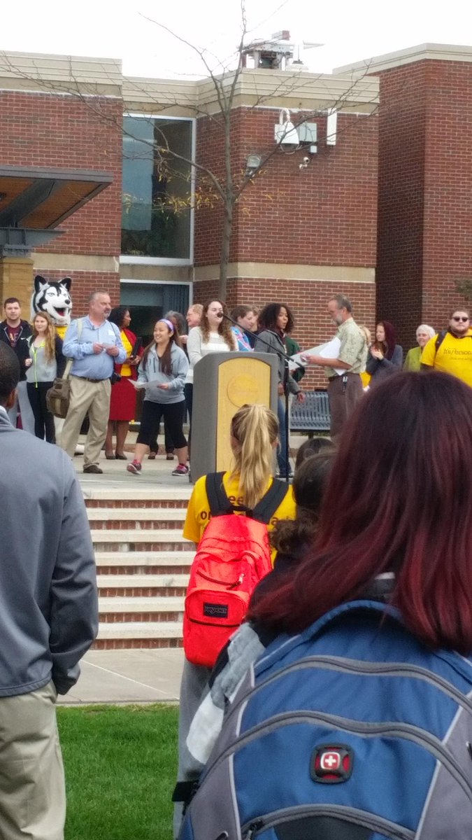 BloomU_LLCs's tweet photo. Visual & Performing Arts Mentor @efunk4 announces the Homecoming Queen Candidates #HuskyPride #Orgtober #HuskySync http://t.co/ijKlNdcKNE