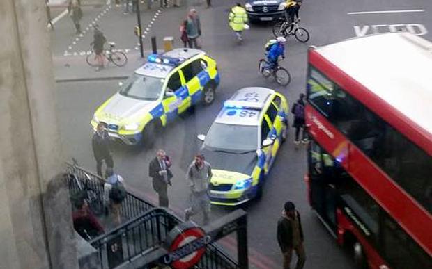 Telegraph's tweet photo. BREAKING: London Bridge closed: Police block river over suspect package http://t.co/gf8EgLzFsd http://t.co/u02CEtwTGh