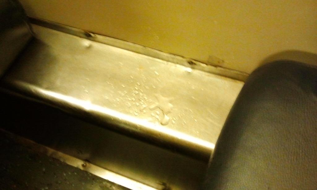 luciolor's tweet photo. E intanto sul 2107 da Milano a Brescia piove anche dentro la carrozza: "rain in the train" con @TRENORD_miVR ... http://t.co/Ilwno4DzeV