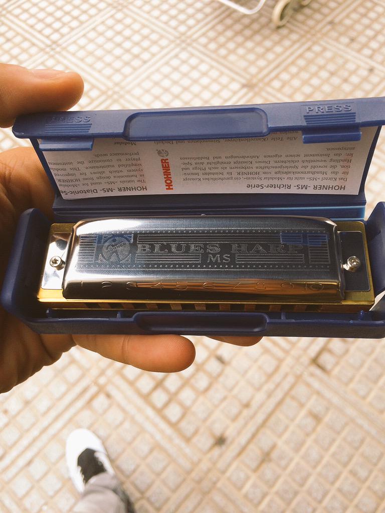 Lo más simple es siempre lo más efectivo. 
#sirjohnnydude #armonica #barber #blues