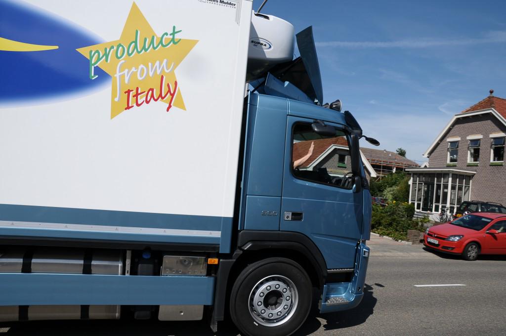 RegioReporter's tweet image. #Meiningen #Thüringen | Lkw rast in Autohaus - regional-reporter.de/?p=4071