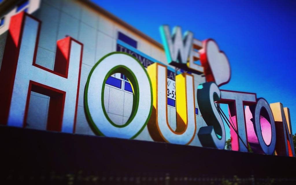 I always pass the #welovehoustonsign but never had a chance to take a pic until out on assignment today #HTown #I10