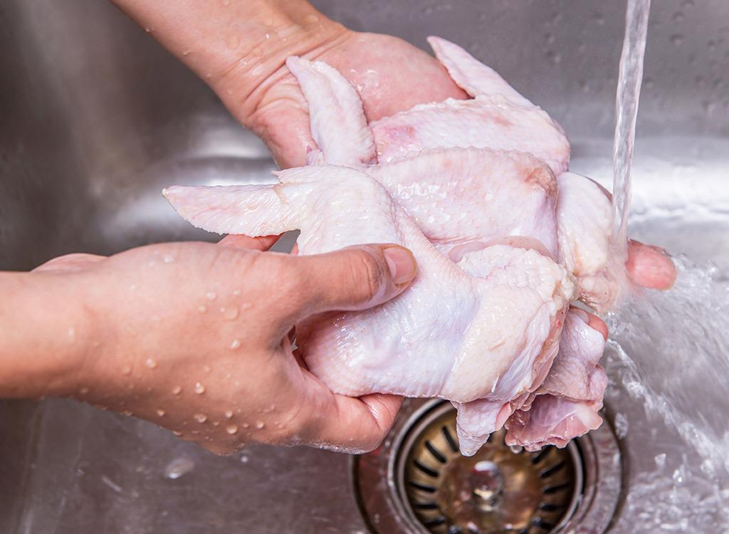 Science confirms why you should never rinse your chicken: bit.ly/1GRwNfn