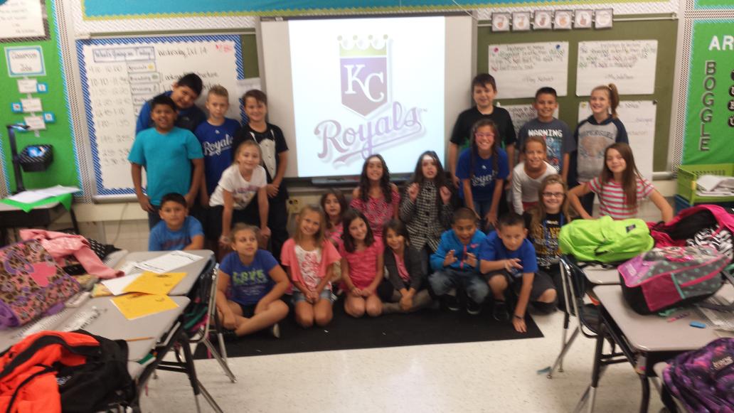 MissCWallace's tweet photo. 4th graders at @SycamoreHills1 love our boys in blue! Go @Royals ! Beat Houston! #isdstrong http://t.co/ze6pS2pO3j