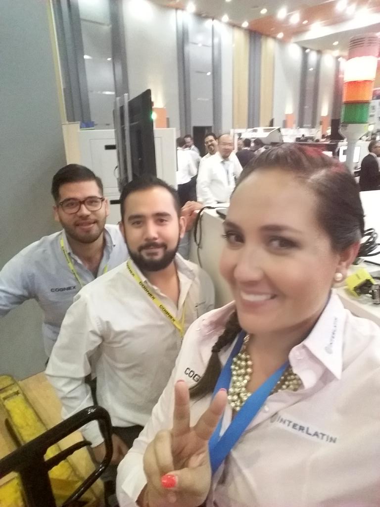 glopau's tweet photo. Trabajando en mi cumple bien acompañada del equipo #INTERLATIN #SMTA GDL 2015 http://t.co/nCqLnWVX1t