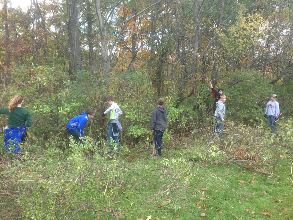 ericdefreeuw's tweet photo. 7th graders at Bluffton-Harrison Middle School spent their day cleaning up Ouabache State Park. #Essential29 http://t.co/6Te0RWEASL