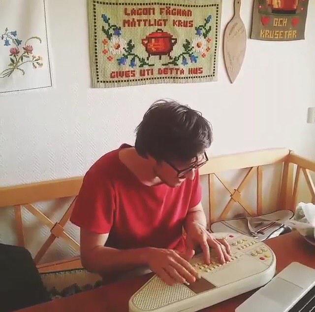 Lexi_B_Tyler's tweet image. @computerkill : ift.tt/1k5cq86 | Psynk spelar Omnichord i köket.

ift.tt/1FutUmw
#psynk #omnich…