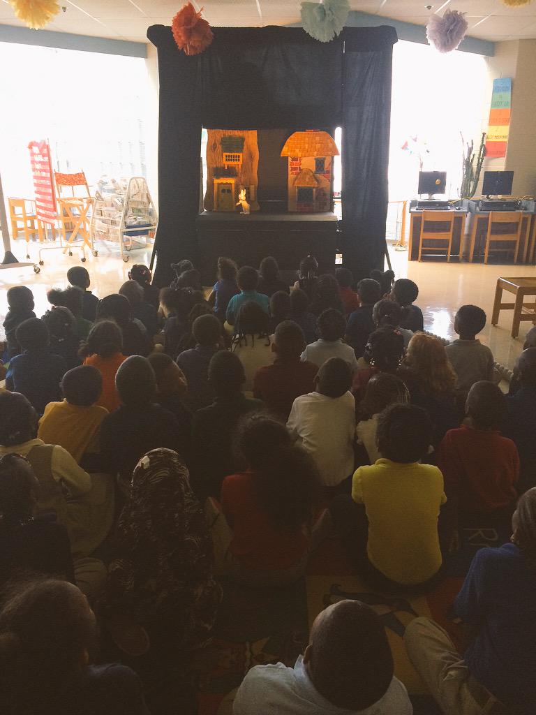 GlennEOSLibrary's tweet image. Kindergarten and first grade enjoying the @NowatNPL Puppet Truck!