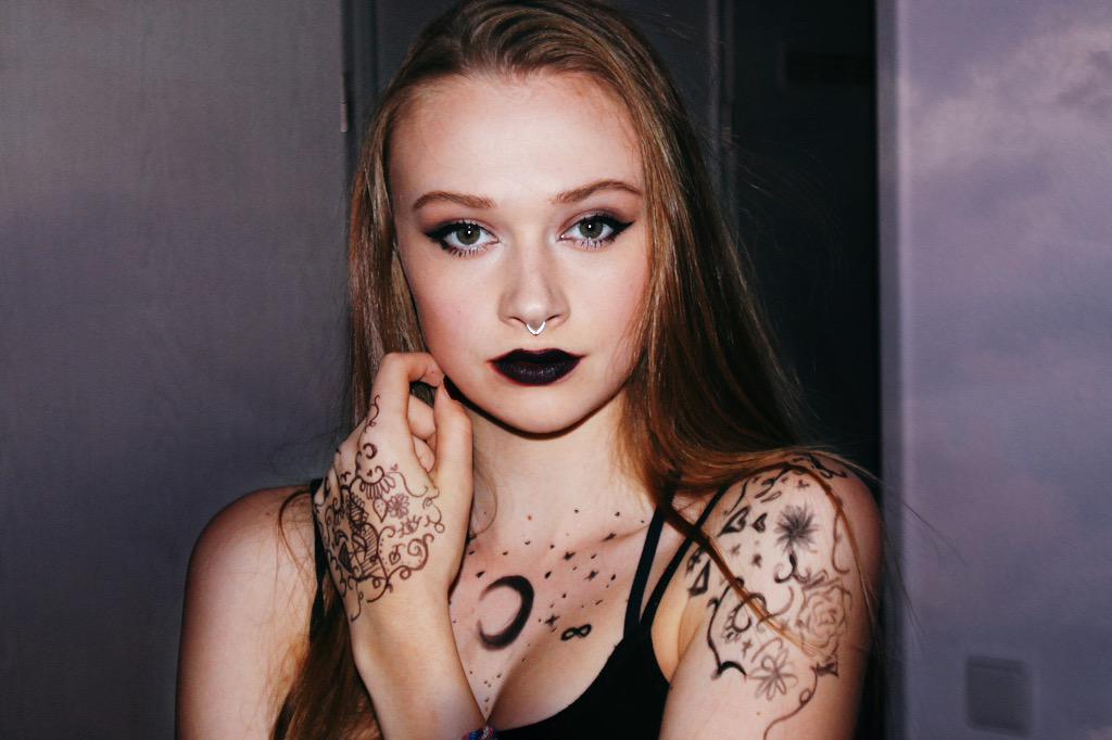 JuliaMartens_'s tweet photo. @MichellePhan my alter ego look, I had no tatoos so I just drew something on 🙈👽🌙🌌#lookmish #makeup #love http://t.co/AL8xidLdZT